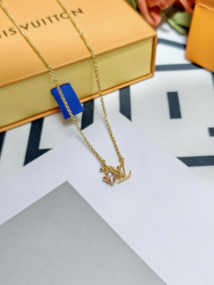 replica,repliche,fake,1:1,earrings,bracelet,ring,jewelry Collana con fiore e lettera LV, versione Counter, nuova versione 45 (PQIGL) replica,repliche,fake,1:1,earrings,bracelet,ring,jewelry Collana con fiore e lettera LV, versione Counter, nuova versione 45 (PQIGL)
