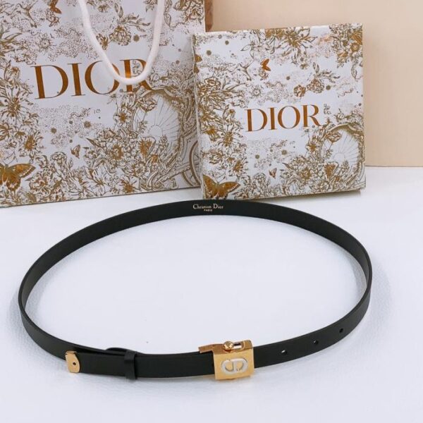 replica,repliche,fake,1:1,earrings,bracelet,ring,jewelry La cintura Dior Polytechnique con fibbia placcata oro è un modello iconico della sfilata Dior, incarnando un temperamento moderno ed elegante. Della serie limitata Dioramour, la fibbia quadrata “CD” presenta un dettaglio in metallo con finitura oro lucido (XZW3S).