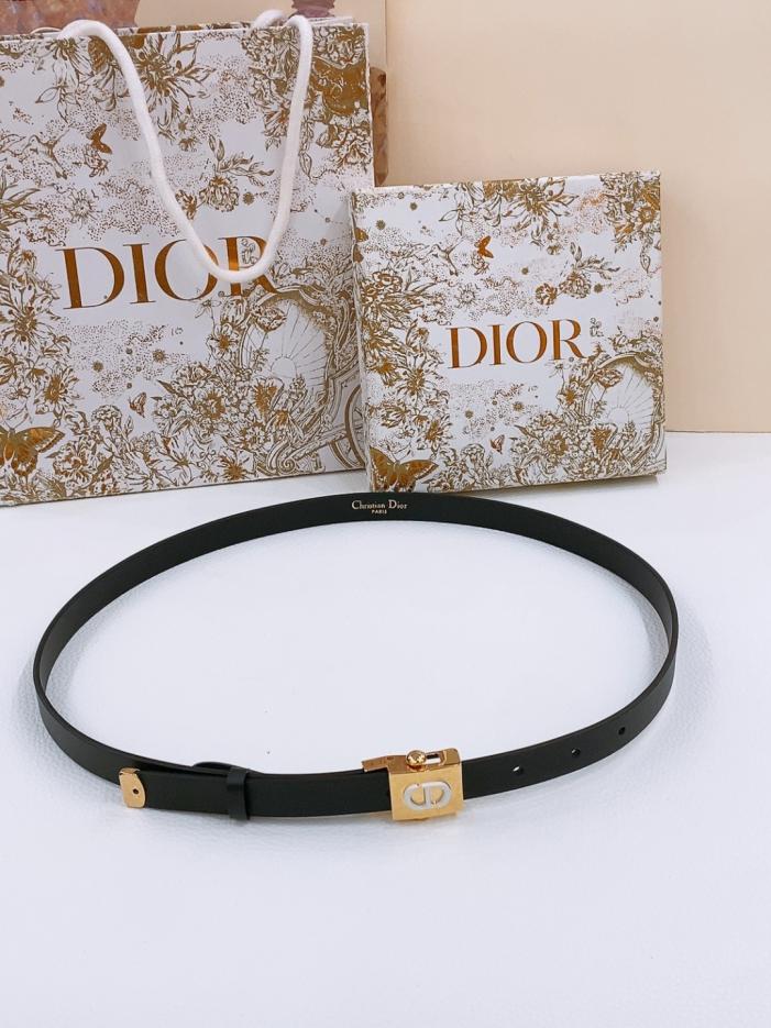 replica,repliche,fake,1:1,earrings,bracelet,ring,jewelry La cintura Dior Polytechnique con fibbia placcata oro è un modello iconico della sfilata Dior, incarnando un temperamento moderno ed elegante. Della serie limitata Dioramour, la fibbia quadrata “CD” presenta un dettaglio in metallo con finitura oro lucido (XZW3S). replica,repliche,fake,1:1,earrings,bracelet,ring,jewelry La cintura Dior Polytechnique con fibbia placcata oro è un modello iconico della sfilata Dior, incarnando un temperamento moderno ed elegante. Della serie limitata Dioramour, la fibbia quadrata “CD” presenta un dettaglio in metallo con finitura oro lucido (XZW3S).