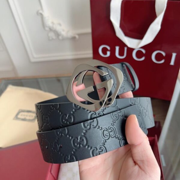 Etichetta orizzontale con nuovo logo in rilievo in pelle GUCCI Classic, larghezza 40 mm (TYKNW)