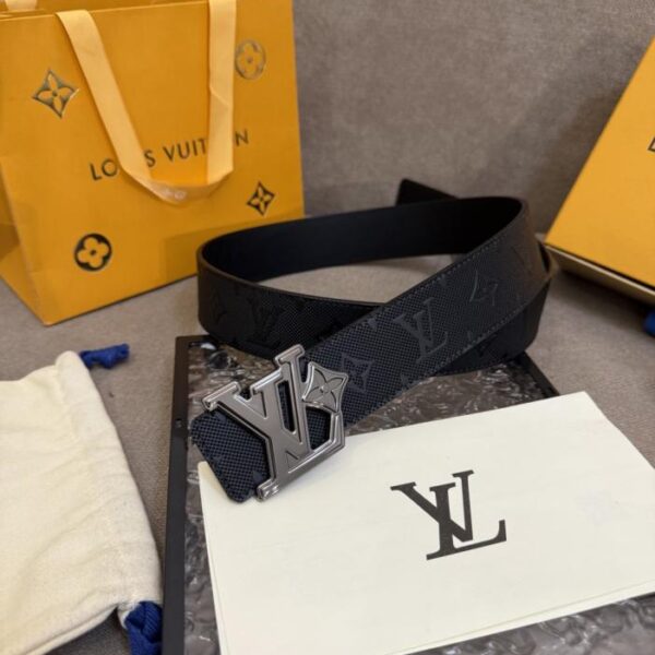replica,repliche,fake,1:1,earrings,bracelet,ring,jewelry Cintura reversibile LV Dimension 4.0 in pelle con scritta LV in rilievo e monogramma floreale (EBZ5B)