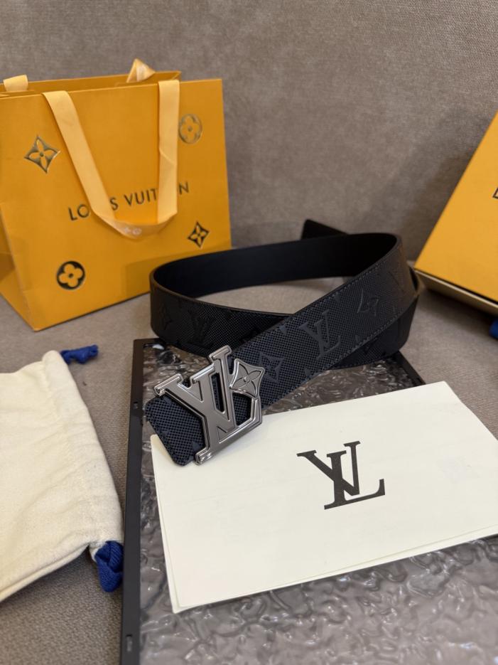 replica,repliche,fake,1:1,earrings,bracelet,ring,jewelry Cintura reversibile LV Dimension 4.0 in pelle con scritta LV in rilievo e monogramma floreale (EBZ5B) replica,repliche,fake,1:1,earrings,bracelet,ring,jewelry Cintura reversibile LV Dimension 4.0 in pelle con scritta LV in rilievo e monogramma floreale (EBZ5B)