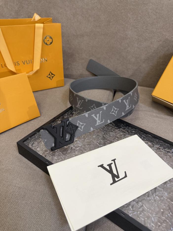 replica,repliche,fake,1:1,earrings,bracelet,ring,jewelry Cintura reversibile LV Dimension 4.0 con iniziali LV in pelle goffrata e motivi floreali Monogram (VHKE9) replica,repliche,fake,1:1,earrings,bracelet,ring,jewelry Cintura reversibile LV Dimension 4.0 con iniziali LV in pelle goffrata e motivi floreali Monogram (VHKE9)