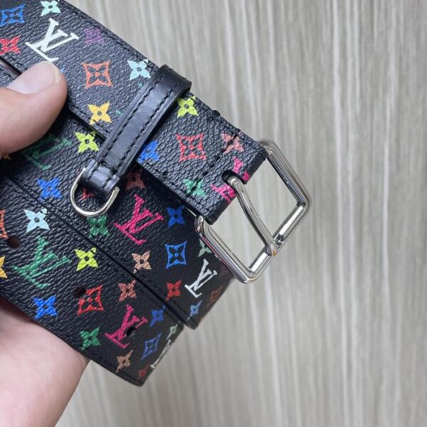 replica,repliche,fake,1:1,earrings,bracelet,ring,jewelry Louis Vuitton e l’artista giapponese Takashi Murakami hanno collaborato per creare la cintura bifacciale LVX™ LV D-Ring, dotata di un anello a D per appendere chiavi o decorazioni (WS6N6).