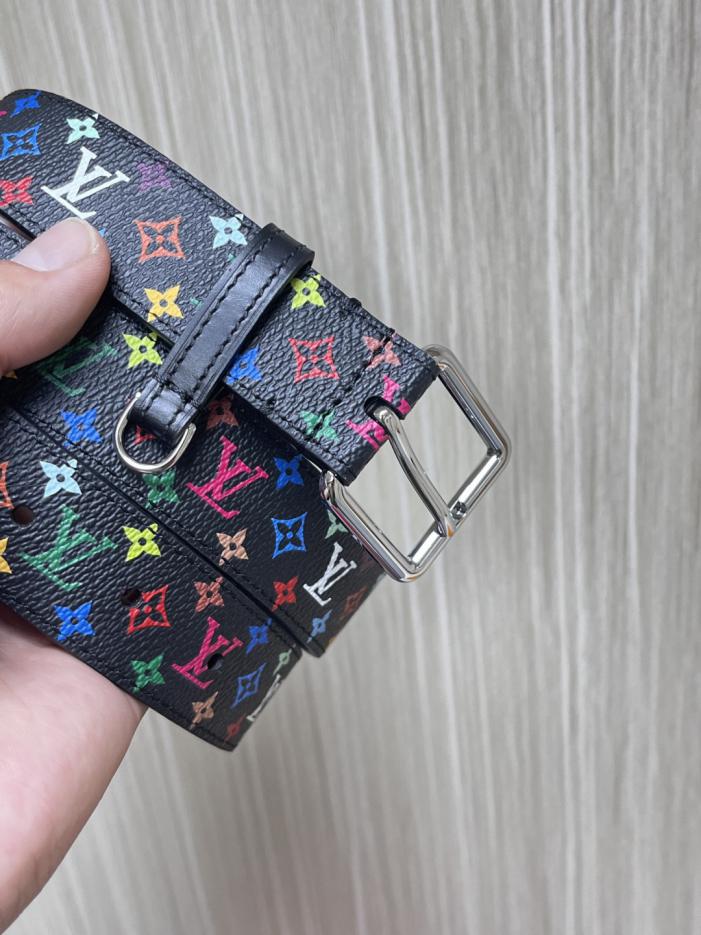 replica,repliche,fake,1:1,earrings,bracelet,ring,jewelry Louis Vuitton e l’artista giapponese Takashi Murakami hanno collaborato per creare la cintura bifacciale LVX™ LV D-Ring, dotata di un anello a D per appendere chiavi o decorazioni (WS6N6). replica,repliche,fake,1:1,earrings,bracelet,ring,jewelry Louis Vuitton e l’artista giapponese Takashi Murakami hanno collaborato per creare la cintura bifacciale LVX™ LV D-Ring, dotata di un anello a D per appendere chiavi o decorazioni (WS6N6).