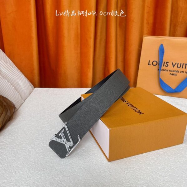 replica,repliche,fake,1:1,earrings,bracelet,ring,jewelry Louis Vuitton: qualità classica e originale. Un lato presenta un motivo a litchi in rilievo, l’altro una trama semplice. Fibbia originale in acciaio di alta qualità, larga 4,0 cm (PUOKA).