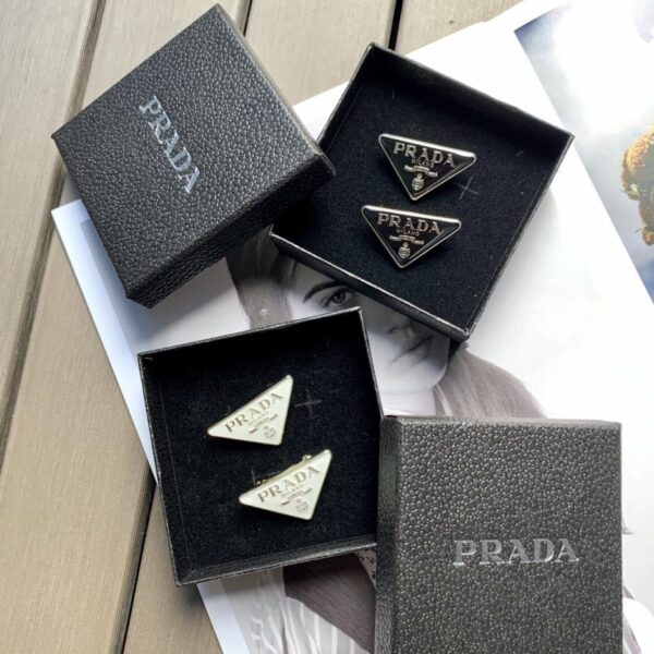 replica,repliche,fake,1:1,earrings,bracelet,ring,jewelry (Confezione da 2) Fermaglio per capelli a molla con logo in metallo a triangolo invertito classico di Prada, il più venduto (BCUE0)