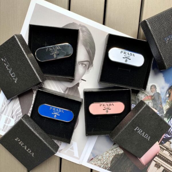 replica,repliche,fake,1:1,earrings,bracelet,ring,jewelry Forcina per capelli Prada modello da banco con logo ovale lungo in metallo e clip a molla, 1/scatola (DMCT4)