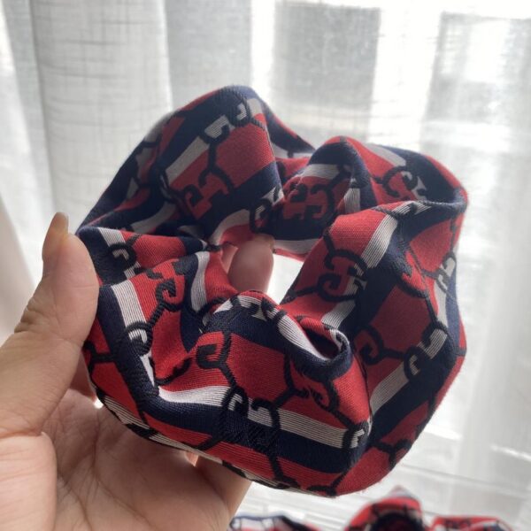 replica,repliche,fake,1:1,earrings,bracelet,ring,jewelry Elastico per capelli Gucci a righe rosse, bianche e blu, 1 pezzo/borsa semplice (MY3R8)