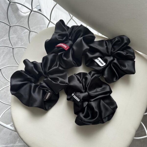 replica,repliche,fake,1:1,earrings,bracelet,ring,jewelry Fascia per capelli nera Miu Miu 1 pezzo/borsa semplice (17FYD)