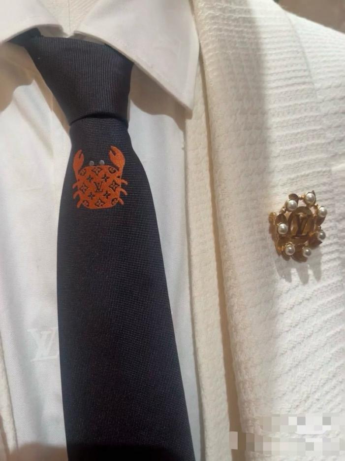 replica,repliche,fake,1:1,earrings,bracelet,ring,jewelry Cravatta in seta LV Crab tinta in massa in una tonalità intensa (0EMJO) replica,repliche,fake,1:1,earrings,bracelet,ring,jewelry Cravatta in seta LV Crab tinta in massa in una tonalità intensa (0EMJO)