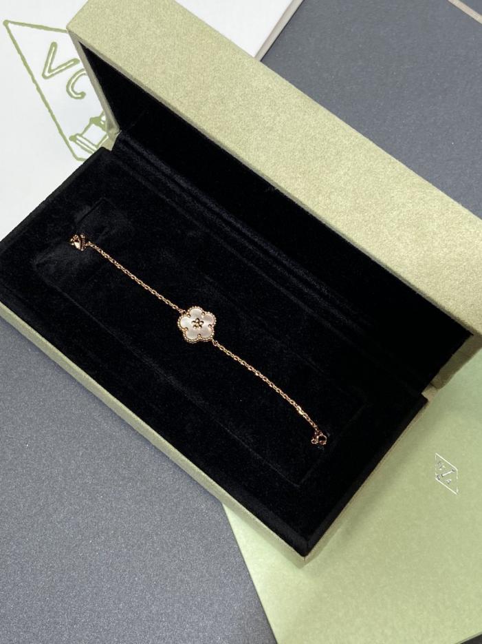 replica,repliche,fake,1:1,earrings,bracelet,ring,jewelry Bracciale Van Cleef & Arpels Lucky Spring Plum Blossom (EE9G0) replica,repliche,fake,1:1,earrings,bracelet,ring,jewelry Bracciale Van Cleef & Arpels Lucky Spring Plum Blossom (EE9G0)