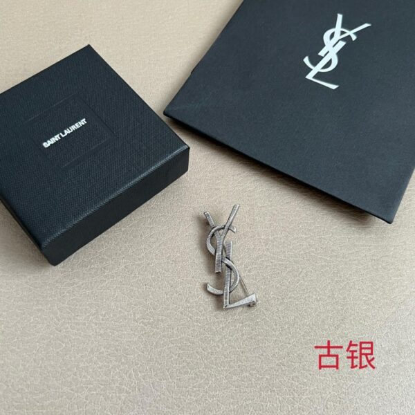 replica,repliche,fake,1:1,earrings,bracelet,ring,jewelry Spilla con lettera Yves Saint Laurent (9B4LB)