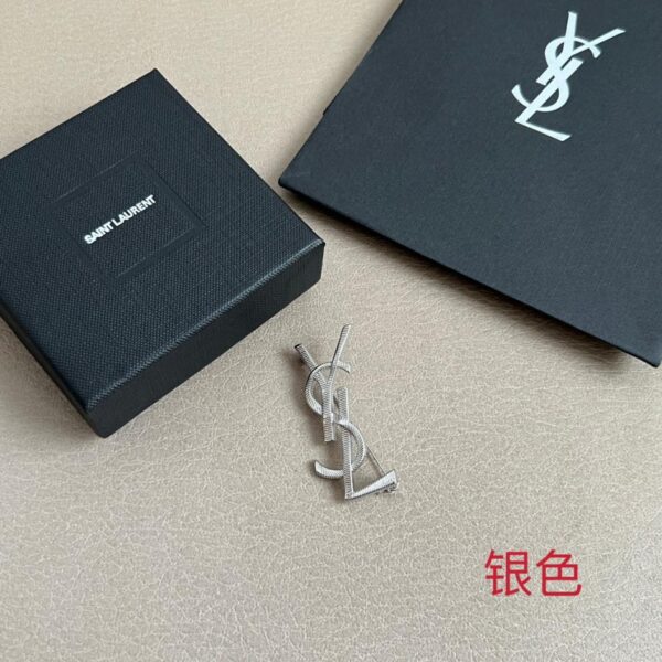 replica,repliche,fake,1:1,earrings,bracelet,ring,jewelry Spilla con lettera Yves Saint Laurent (EPAUM)