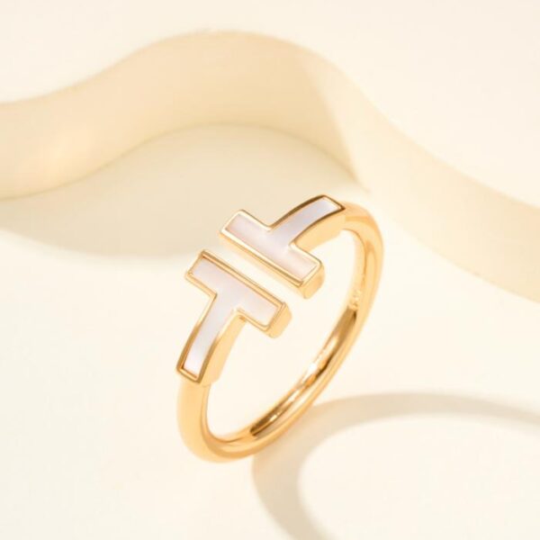 replica,repliche,fake,1:1,earrings,bracelet,ring,jewelry Anello con conchiglia bianca a doppia T (LR6VT)