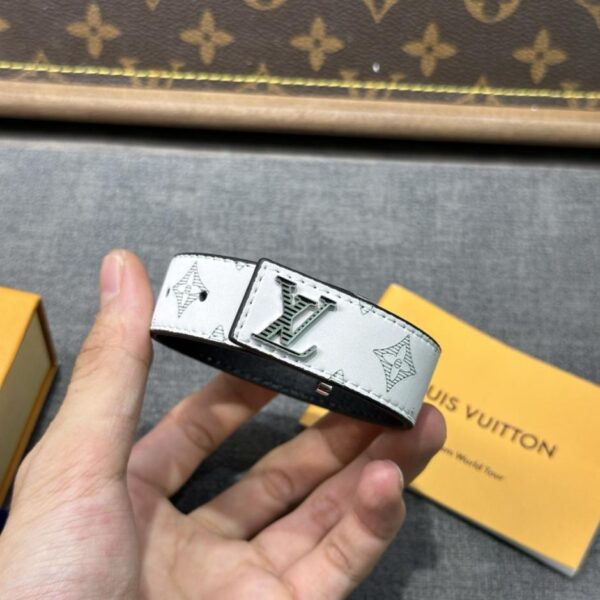 Bracciale in pelle con fiore bianco LOUIS VUITTON (FR26X)