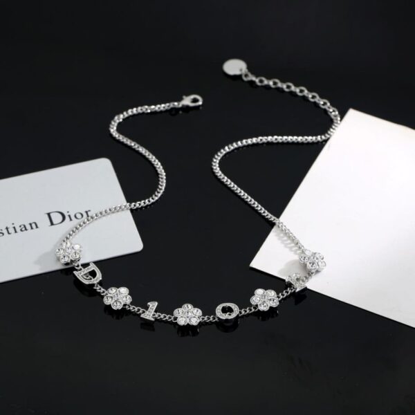 Collana con lettera e fiore Dior (8UW8L)