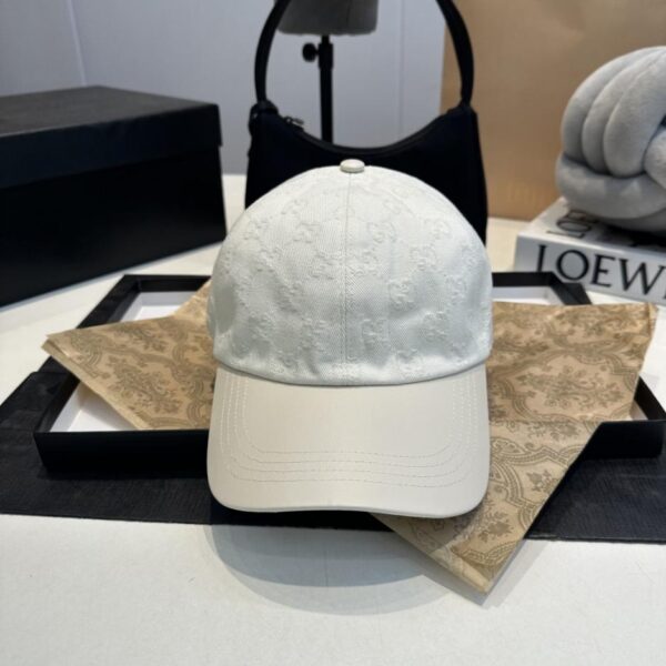replica,repliche,fake,1:1,earrings,bracelet,ring,jewelry La collezione Primavera/Estate si arricchisce di nuovi accessori: i cappellini da baseball (ED3EN)