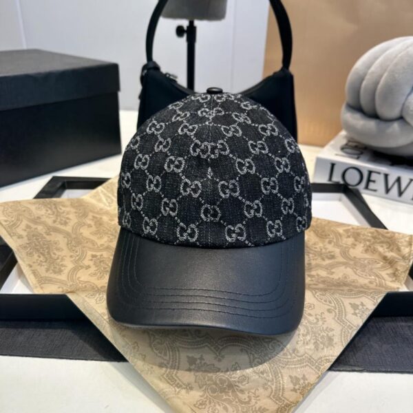 replica,repliche,fake,1:1,earrings,bracelet,ring,jewelry La collezione Primavera/Estate presenta nuovi accessori: cappellini da baseball (ODYIW)