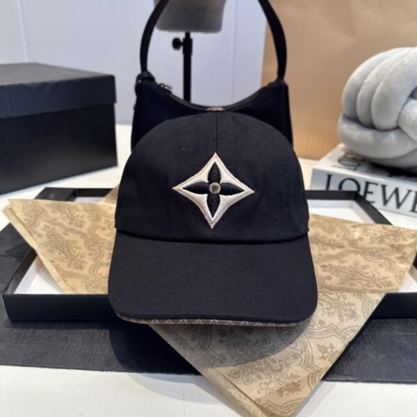 replica,repliche,fake,1:1,earrings,bracelet,ring,jewelry Cappello LV con motivo jacquard raffigurante il motivo Monogram a tutta larghezza (XXO92)