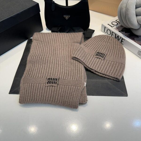 Cappello lavorato a maglia MIUMIU, popolare da banco, set due pezzi cappello + sciarpa (BD4ML)