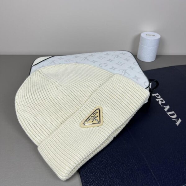 replica,repliche,fake,1:1,earrings,bracelet,ring,jewelry Cappello classico Prada con logo triangolare (8ENH8)