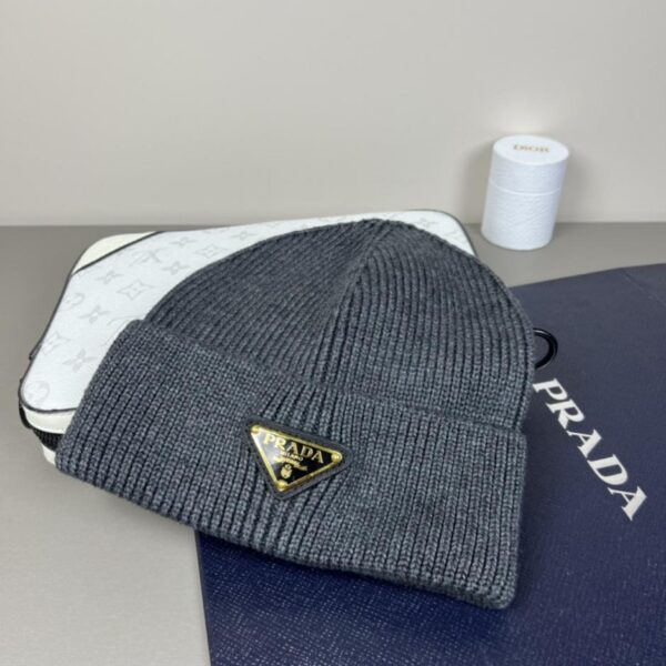 replica,repliche,fake,1:1,earrings,bracelet,ring,jewelry Cappello classico Prada con logo triangolare (BG9Q5)