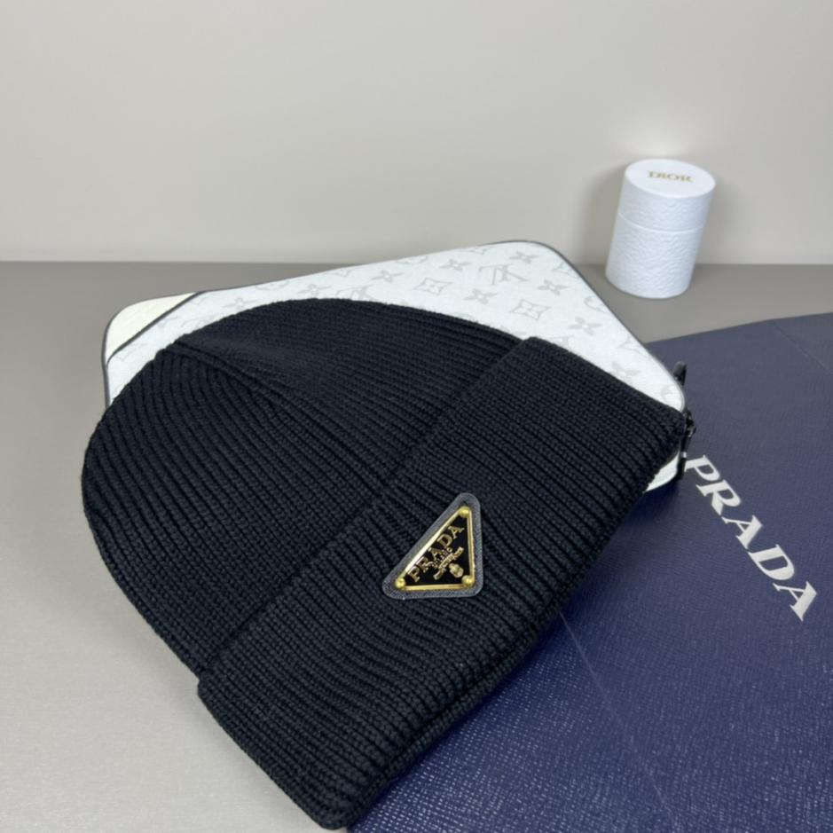 replica,repliche,fake,1:1,earrings,bracelet,ring,jewelry Cappello classico Prada con logo triangolare (GRVJ5) replica,repliche,fake,1:1,earrings,bracelet,ring,jewelry Cappello classico Prada con logo triangolare (GRVJ5)