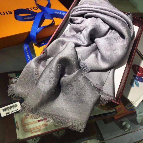 replica,repliche,fake,1:1,earrings,bracelet,ring,jewelry Foulard quadrato Louis Vuitton grigio argento LV Classic Monogram oro e argento (CILH4)