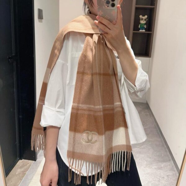 replica,repliche,fake,1:1,earrings,bracelet,ring,jewelry Sciarpa CHANEL in 100% cashmere premium con motivo ondulato (2S145)