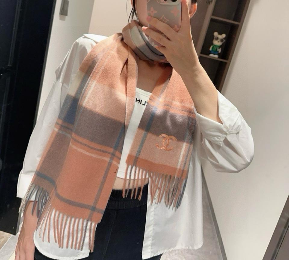 replica,repliche,fake,1:1,earrings,bracelet,ring,jewelry Sciarpa CHANEL in 100% cashmere premium con motivo ondulato (7FU7K) replica,repliche,fake,1:1,earrings,bracelet,ring,jewelry Sciarpa CHANEL in 100% cashmere premium con motivo ondulato (7FU7K)