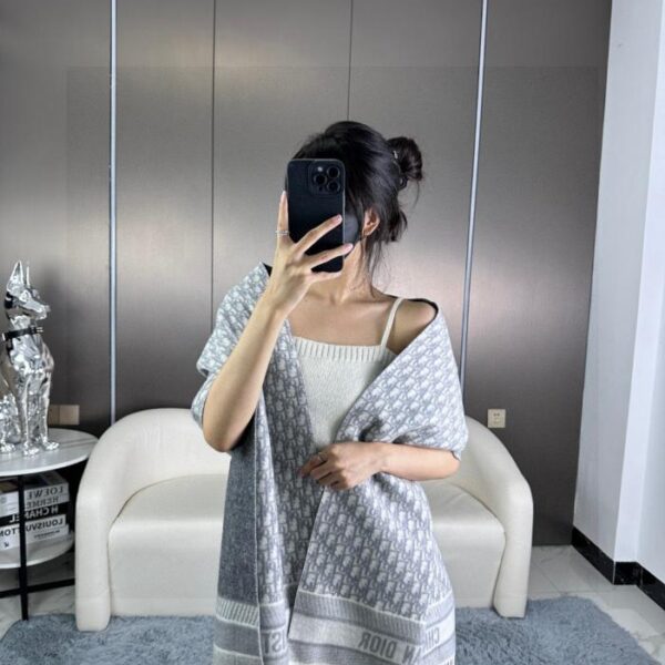replica,repliche,fake,1:1,earrings,bracelet,ring,jewelry L’ultima sciarpa con stampa Oblique di Dior (DO4XW)
