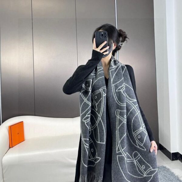 replica,repliche,fake,1:1,earrings,bracelet,ring,jewelry Nuova sciarpa Hermès (Geoff McFetridge) (HZMWV)