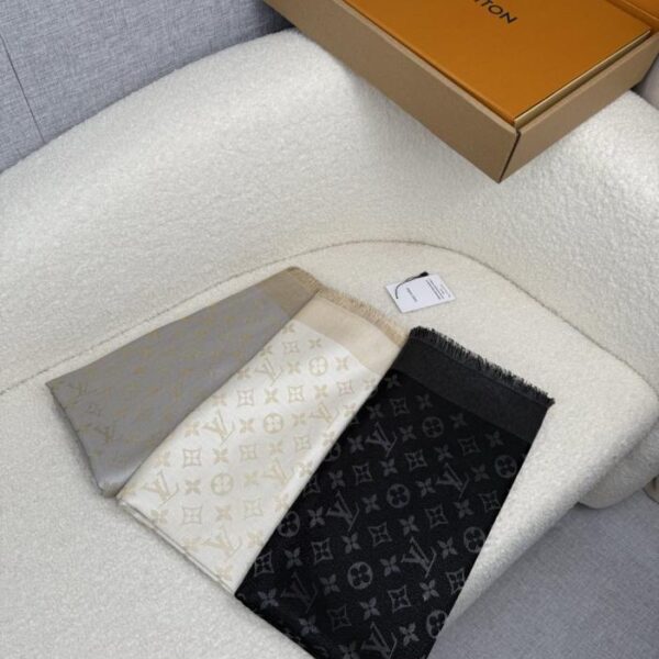 replica,repliche,fake,1:1,earrings,bracelet,ring,jewelry Louis Vuitton New Light Gray Gold LV Classic Monogram Gold and Silver Square Scarf (YANAJ)