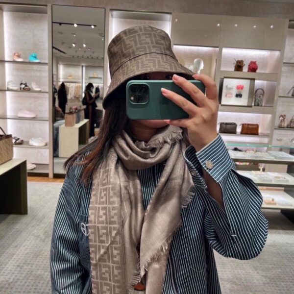 FENDI New Style "FF Gold and Silver Jacquard Shawl" Sciarpa quadrata grande in jacquard Double F (PB8N0)