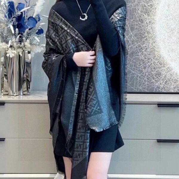FENDI New Style "FF Gold and Silver Jacquard Shawl" Sciarpa quadrata grande in jacquard Double F (YEV2Q)