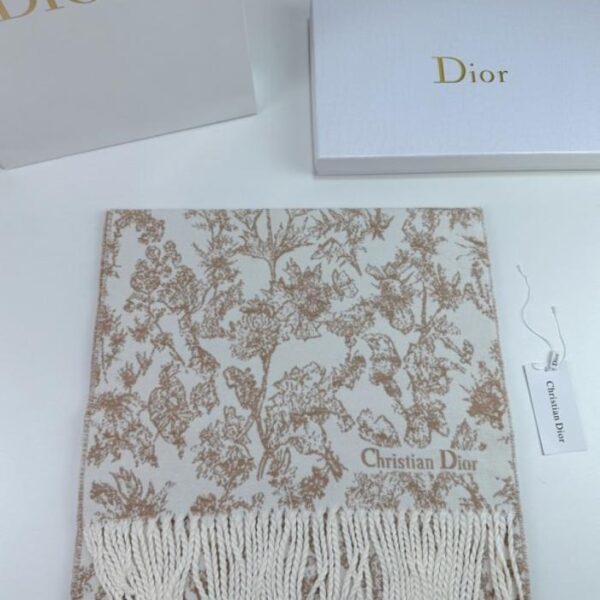 replica,repliche,fake,1:1,earrings,bracelet,ring,jewelry Dior · Nuova edizione floreale Dimensioni 45x200cm 100% cashmere Versione rotonda (CABSU)
