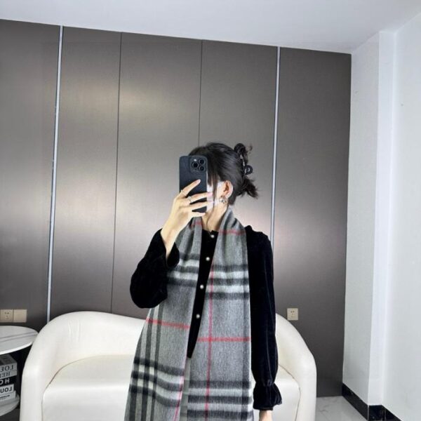 replica,repliche,fake,1:1,earrings,bracelet,ring,jewelry Sciarpa classica in cashmere a quadri Burberry Deep Water Ripple (LZJS6)
