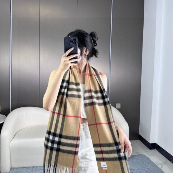 replica,repliche,fake,1:1,earrings,bracelet,ring,jewelry Sciarpa classica in cashmere a quadri Burberry Deep Water Ripple (6G6TF)