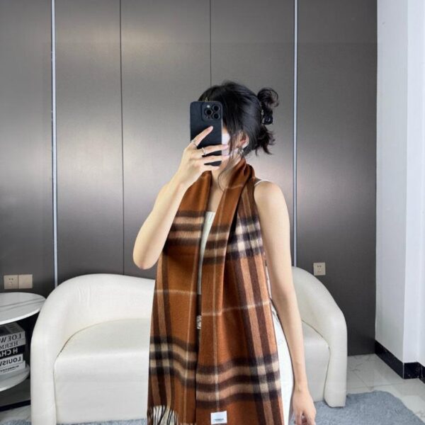 replica,repliche,fake,1:1,earrings,bracelet,ring,jewelry Sciarpa classica in cashmere a quadri Burberry Deep Water Ripple (ZSNG9)