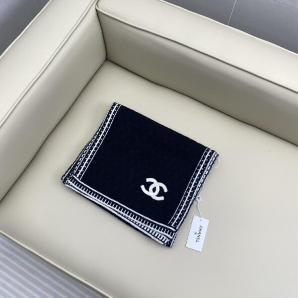 replica,repliche,fake,1:1,earrings,bracelet,ring,jewelry Sciarpa Chanel in cashmere all’uncinetto con motivo ondulato bianco e nero (K2P6V)