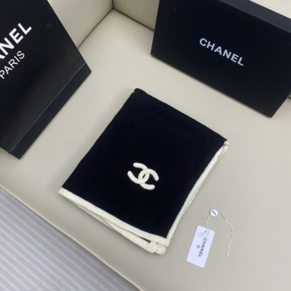replica,repliche,fake,1:1,earrings,bracelet,ring,jewelry Sciarpa Chanel in cashmere all’uncinetto con motivo ondulato bianco e nero (T4HJ0)