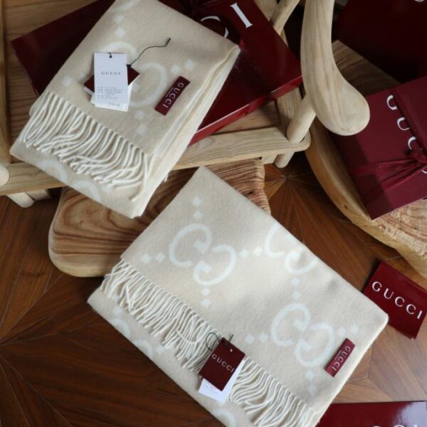 replica,repliche,fake,1:1,earrings,bracelet,ring,jewelry Sciarpa in cashmere beige con nappa GG e filo d’oro (OLJPK)