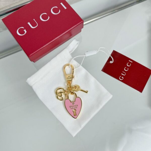 replica,repliche,fake,1:1,earrings,bracelet,ring,jewelry Nuovo portachiavi Gucci con ciondolo a forma di cuore e ciondolo per auto (N0QQ2)