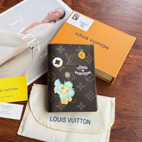 replica,repliche,fake,1:1,earrings,bracelet,ring,jewelry Nuovo portapassaporto LV originale portapassaporto mascotte Vivienne (9)