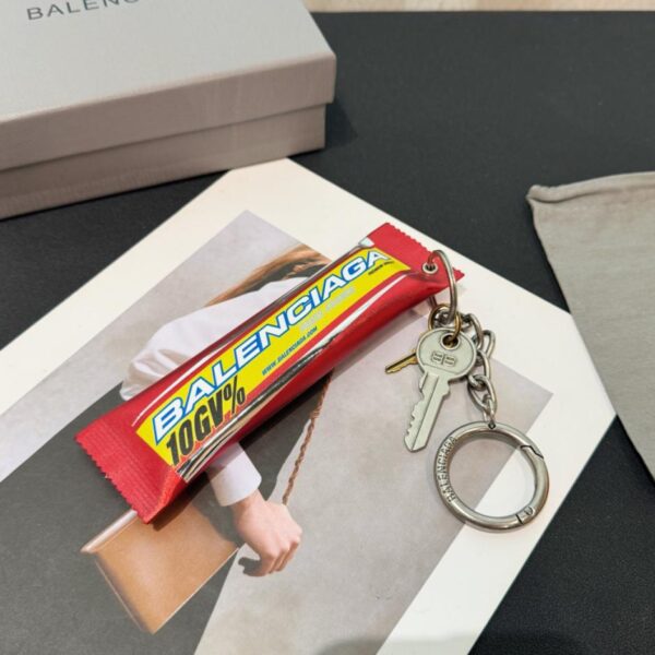 replica,repliche,fake,1:1,earrings,bracelet,ring,jewelry Nuovo portachiavi con ciondolo a forma di barretta energetica Balenciaga ENERGY BAR bicolore (DMHOO)