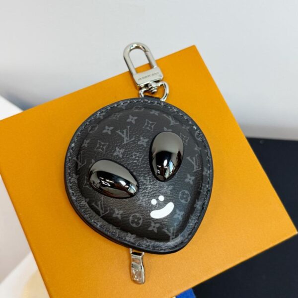 replica,repliche,fake,1:1,earrings,bracelet,ring,jewelry Nuovo ciondolo per borsa con auricolari alieni Louis Vuitton tricolore M02429 (70C5Y)