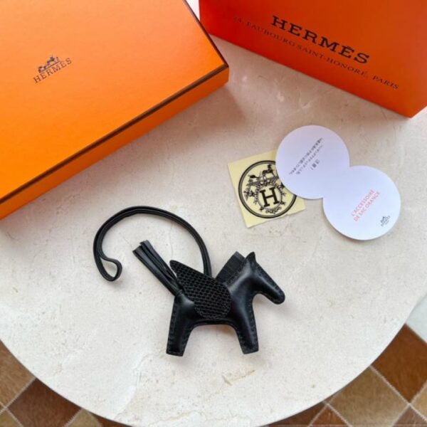 replica,repliche,fake,1:1,earrings,bracelet,ring,jewelry Portachiavi con ciondolo per borsa HERMES Rodeo Pegase in vera pelle di agnello cucita a mano + vera pelle di lucertola (6LRCG)