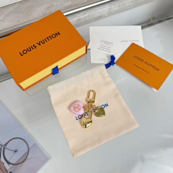 replica,repliche,fake,1:1,earrings,bracelet,ring,jewelry Portachiavi con ciondolo a forma di cuore 3D rosa Louis Vuitton (8UUVB)