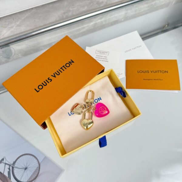 replica,repliche,fake,1:1,earrings,bracelet,ring,jewelry Portachiavi con ciondolo per borsa Louis Vuitton a forma di cuore 3D rosa (INHXQ)